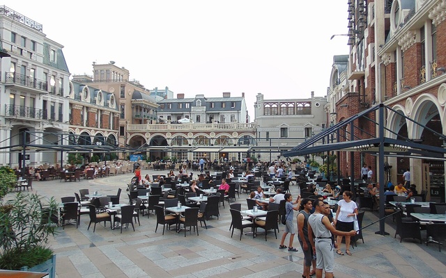 Batumi Piazza, المعالم