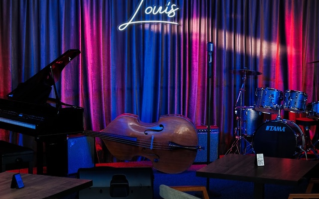 Jazz bar Louis, Barlar və pablar