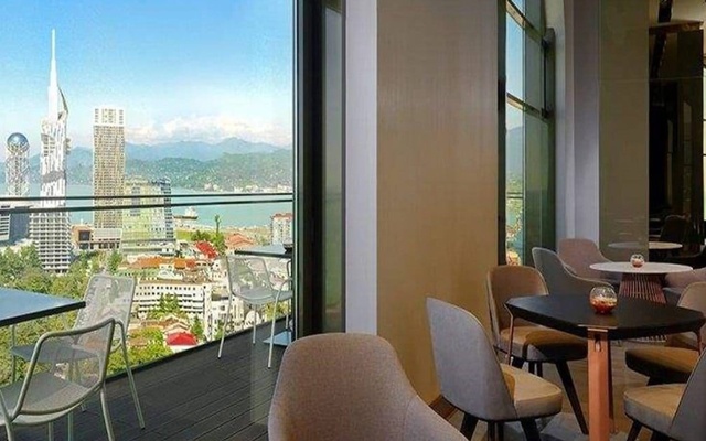 360 Sky Bar, Barlar və pablar