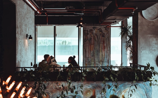 Restaurant Oval, מסעדות