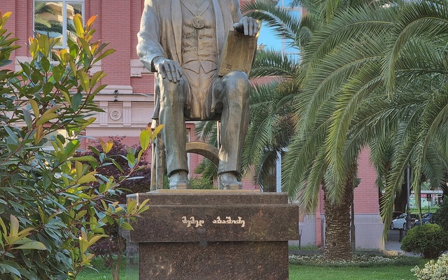 Memed Abashidze, אנדרטאות ואמנות ציבורית