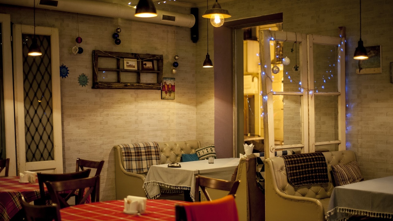 Radio Kitchen & Bar