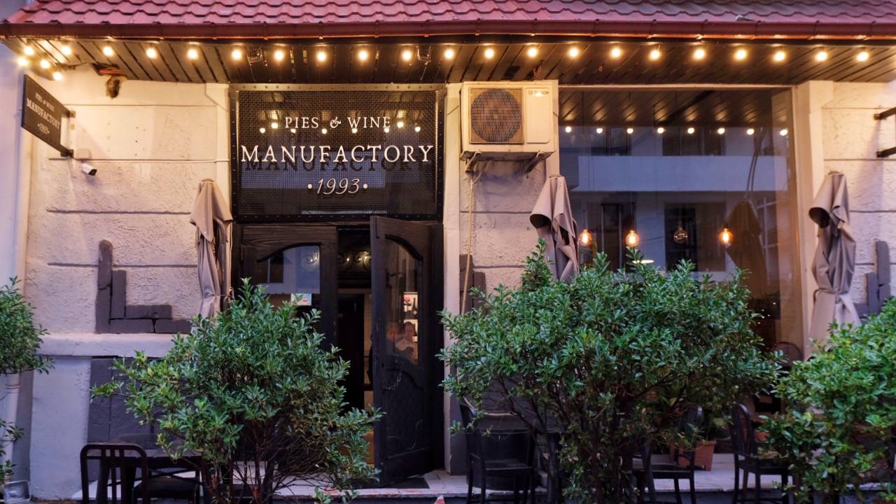 Manufactory 1993 Pies & Wine