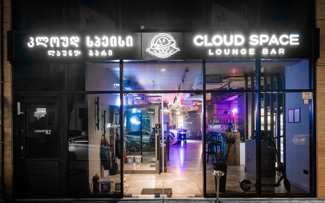 Cloud Space, ברים ופאבים