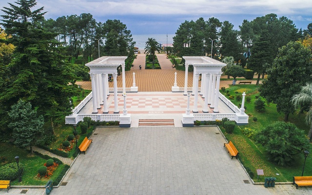 Batumi Boulevard Colonnade, Монументи та вуличне мистецтво