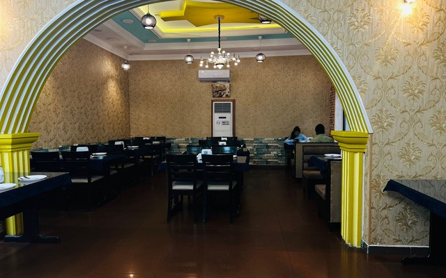 Aroma Indian & Arabic Restaurant, מסעדות